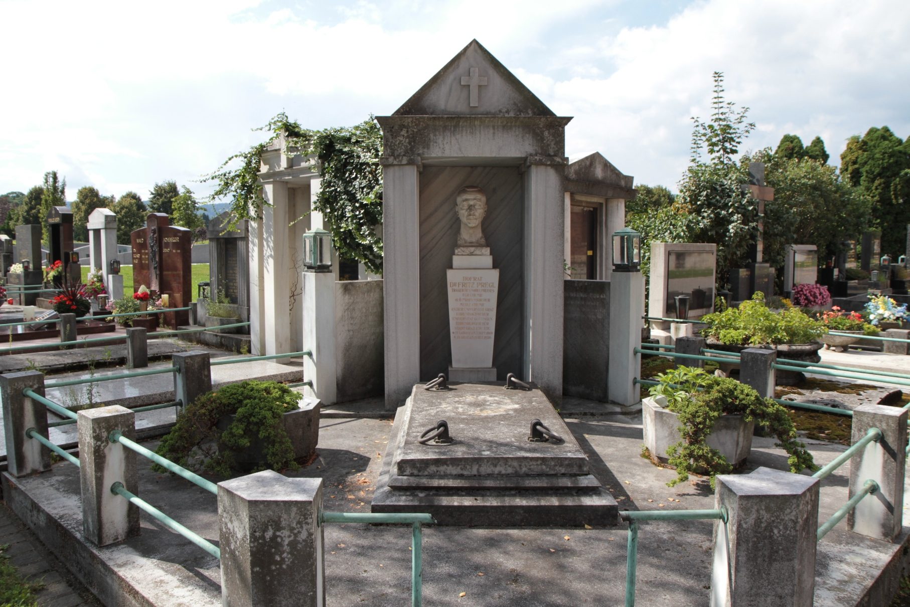 Fritz Pregl's tomb, Graz - 03.JPG